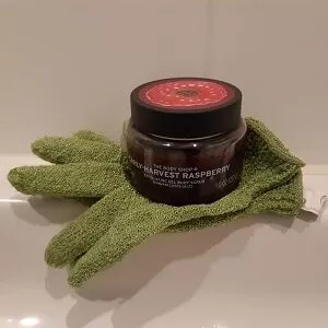 The scrubbing gloves and body scrub